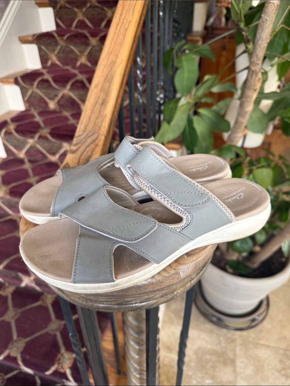 CLARKS CLOUDSTEPPERS women’s size 10 slip on sandal, super comfortable